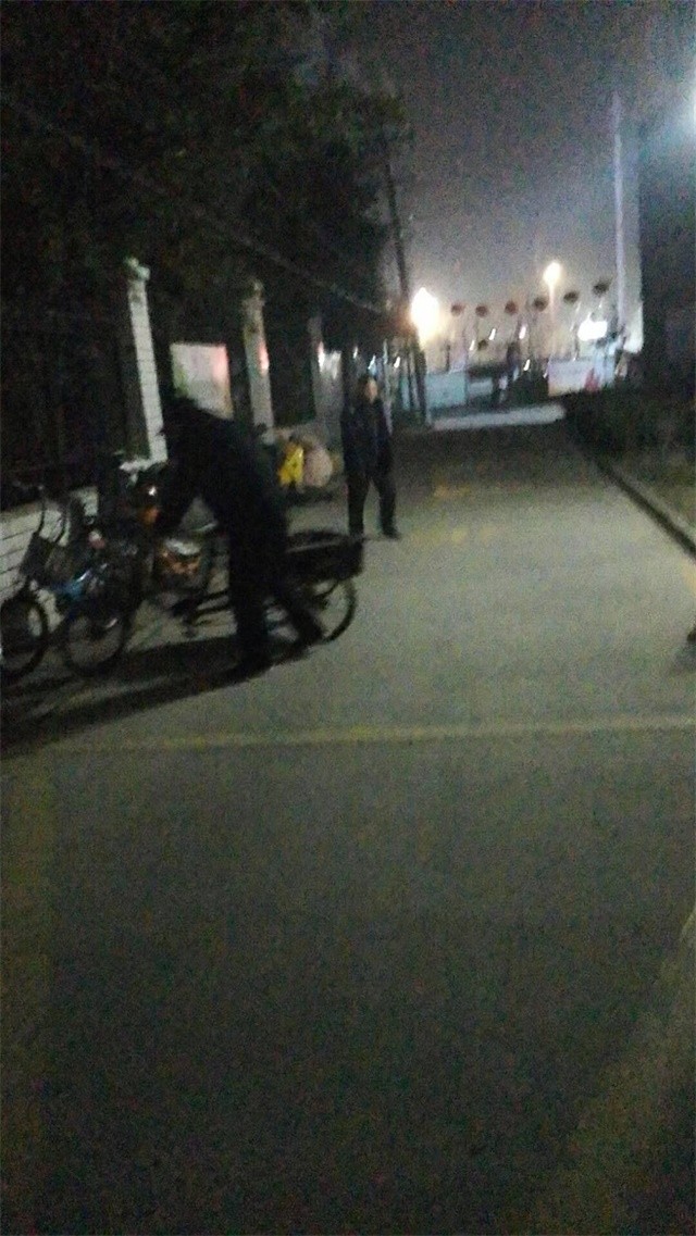 整理4#單元門口電動(dòng)車