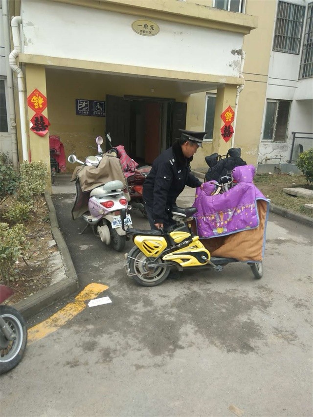 整理14#單元門口電動(dòng)車